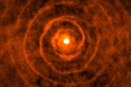 Astronomers observe a dying red giant star�s final act