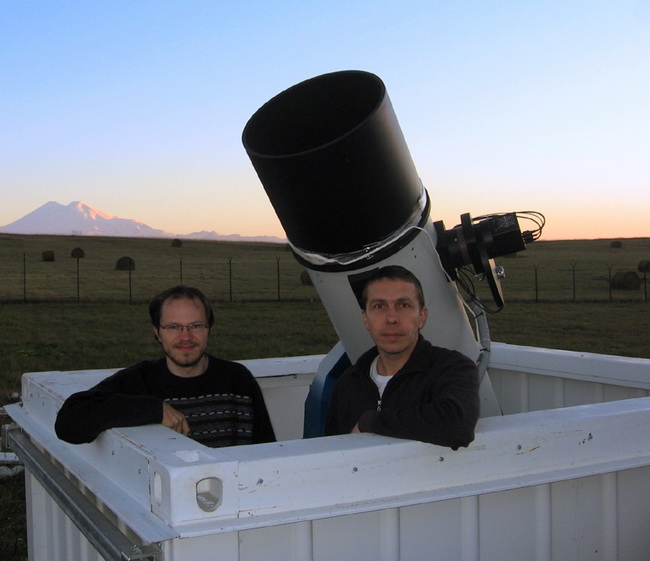 Artem Novichonok y Vitali Nevski, en el pabellón telescopio Santel-400A en el fondo del monte Elbrus