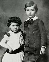 1886: Albert Einstein de 5 aos con su hermana Maja. | Personajes de la  historia, Personajes, Albert einsten